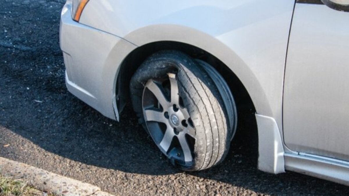 Reasons behind a Car tire burst and how to handle it