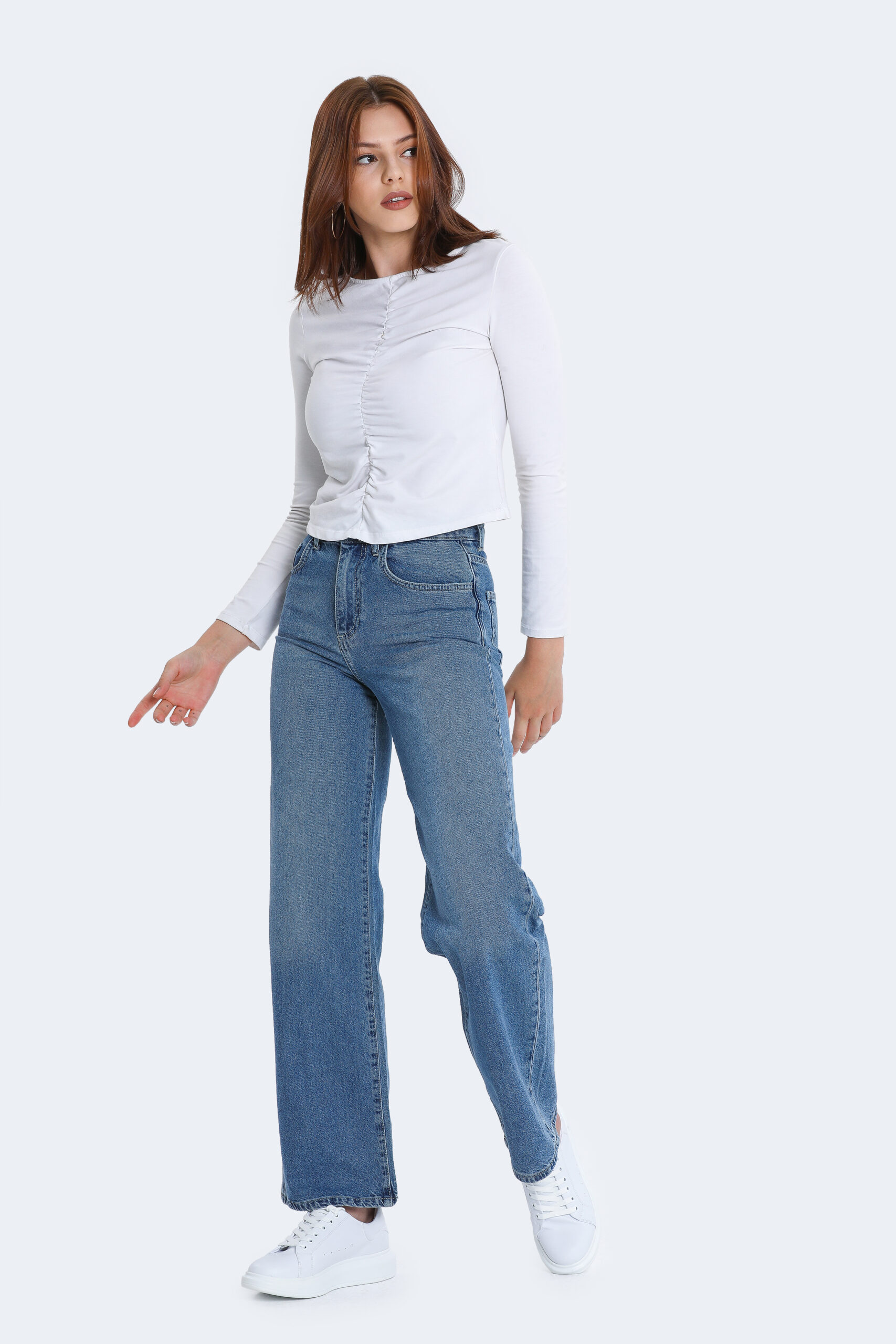 Light Blue Jeans for Hourglass Shape: How to Find the Perfect Fit